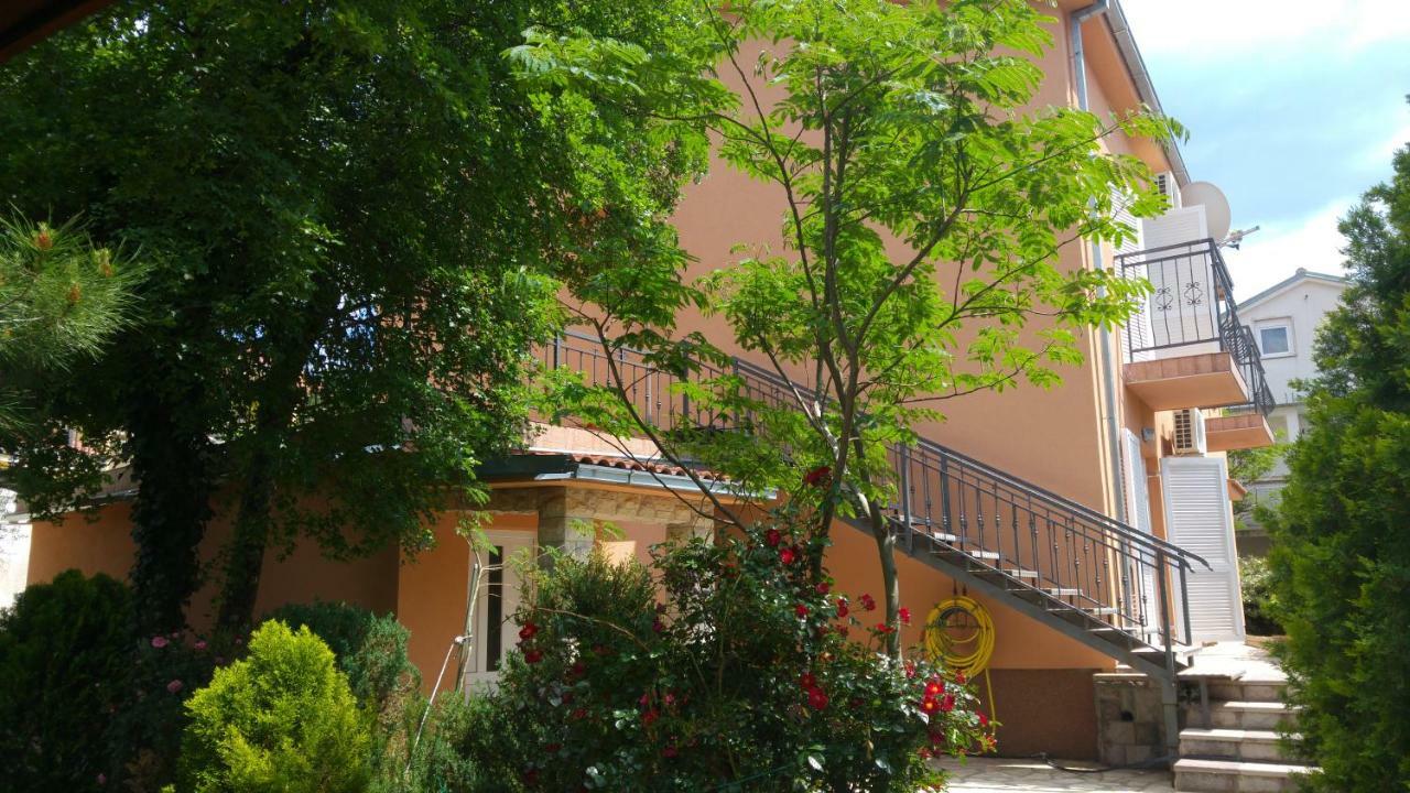 Eden Apartment *